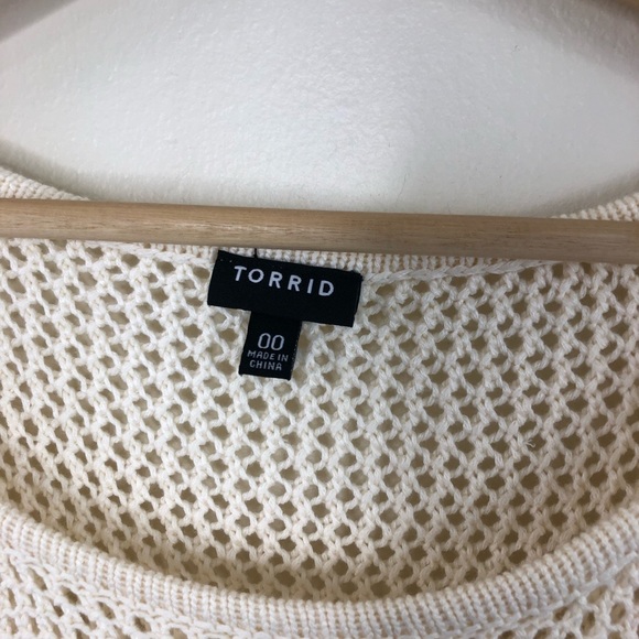 Torrid cream crochet dolman sweater size 00 (10) - Picture 4 of 12
